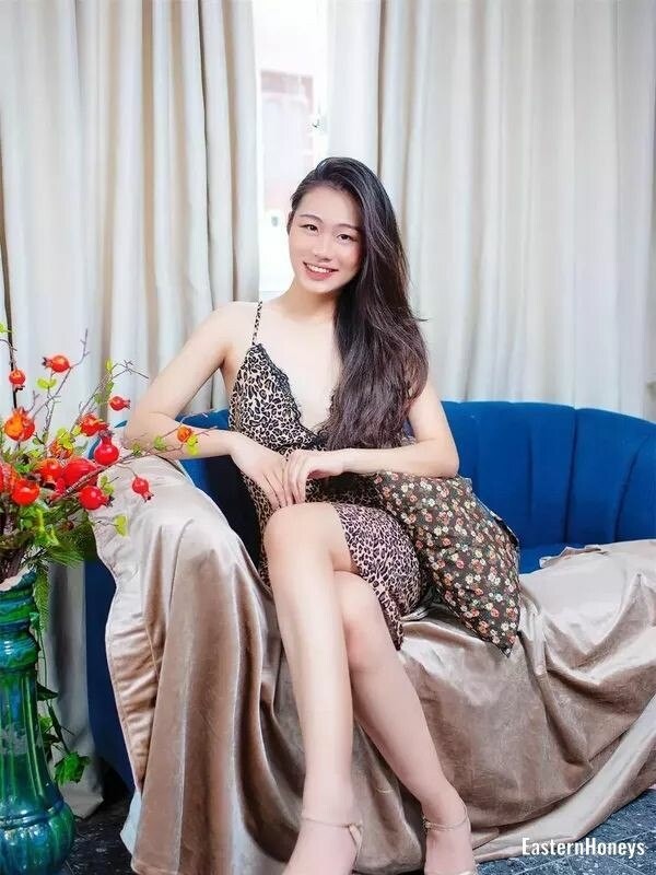 Tran Tuyet Nhi, 19