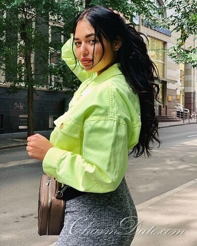 Juli Profile image 2